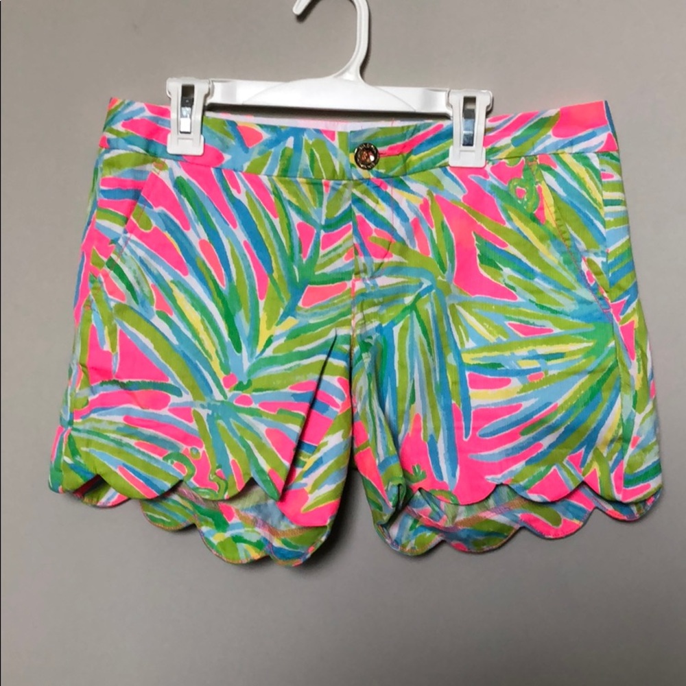 Lilly Pulitzer scalloped shorts w/ palm print